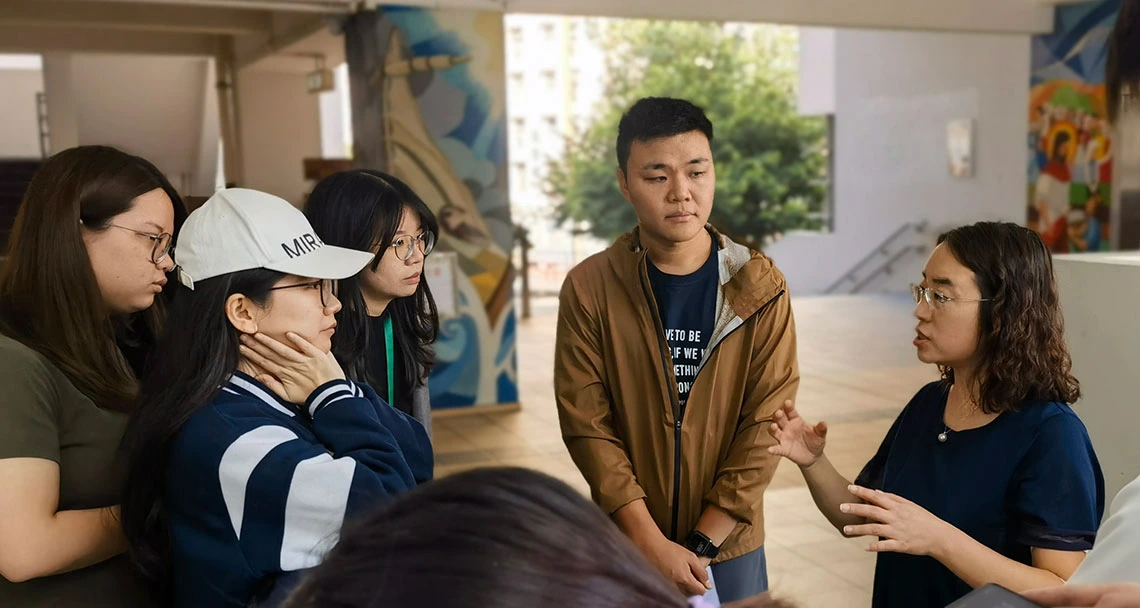 Xiao Hu works with students